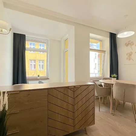 Seredino Blue Apartment- Modern Comfort In A Quiet Location, 5 Minutes To Old Town & Seaside Gdańsk